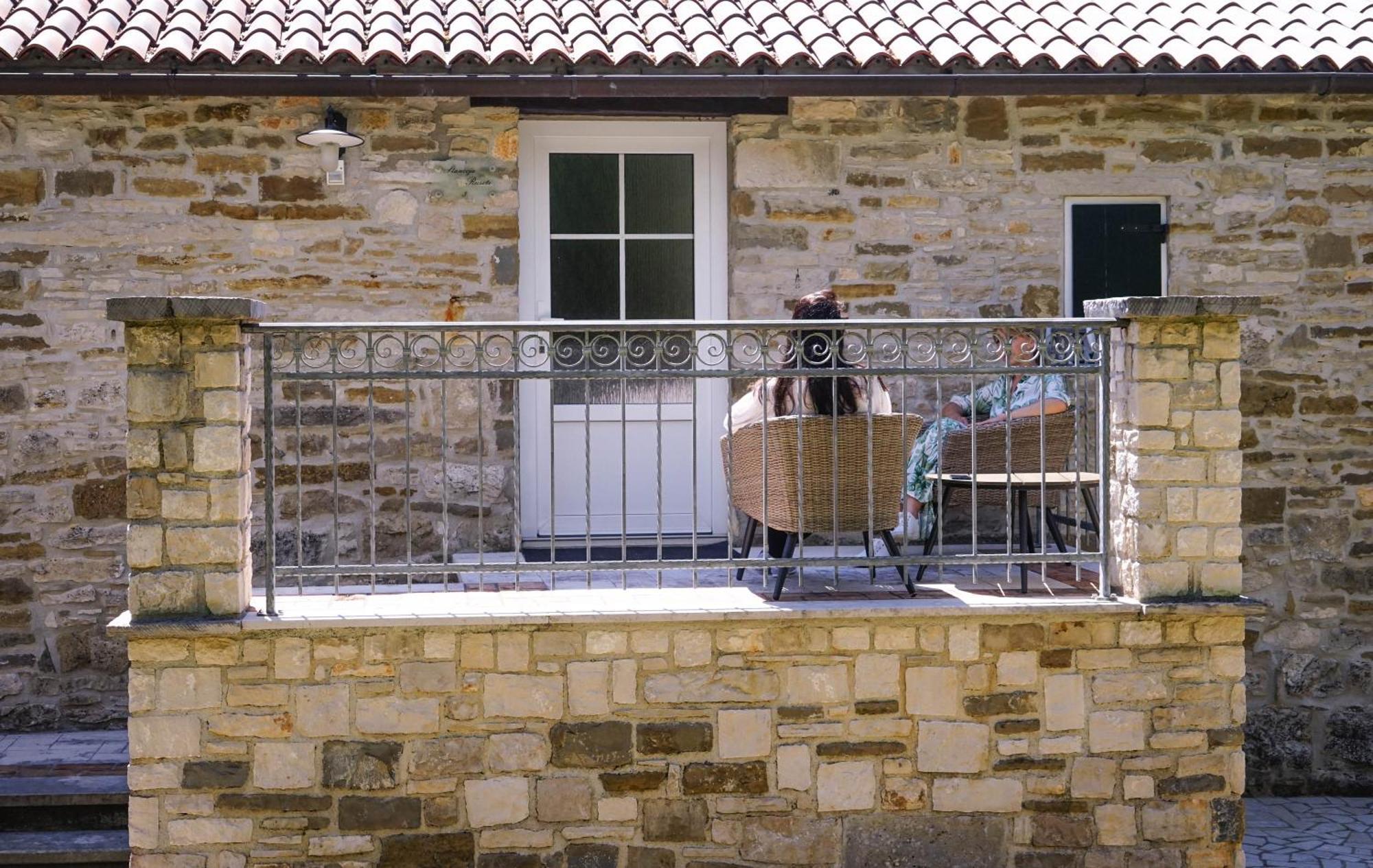 Stancija Ruseti Bed and Breakfast Oprtalj Rum bild